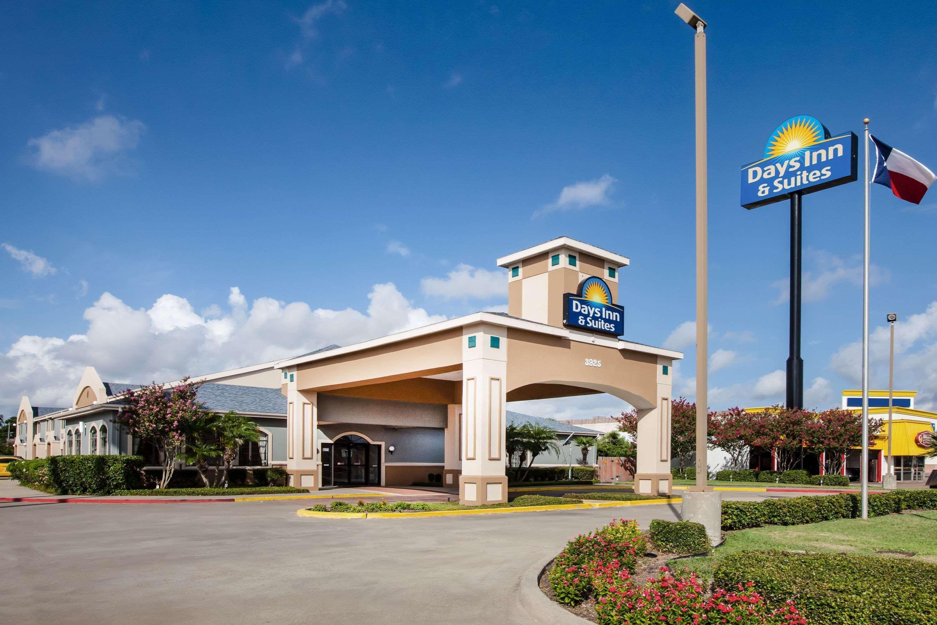 Days Inn & Suites By Wyndham Corpus Christi Central Exterior photo