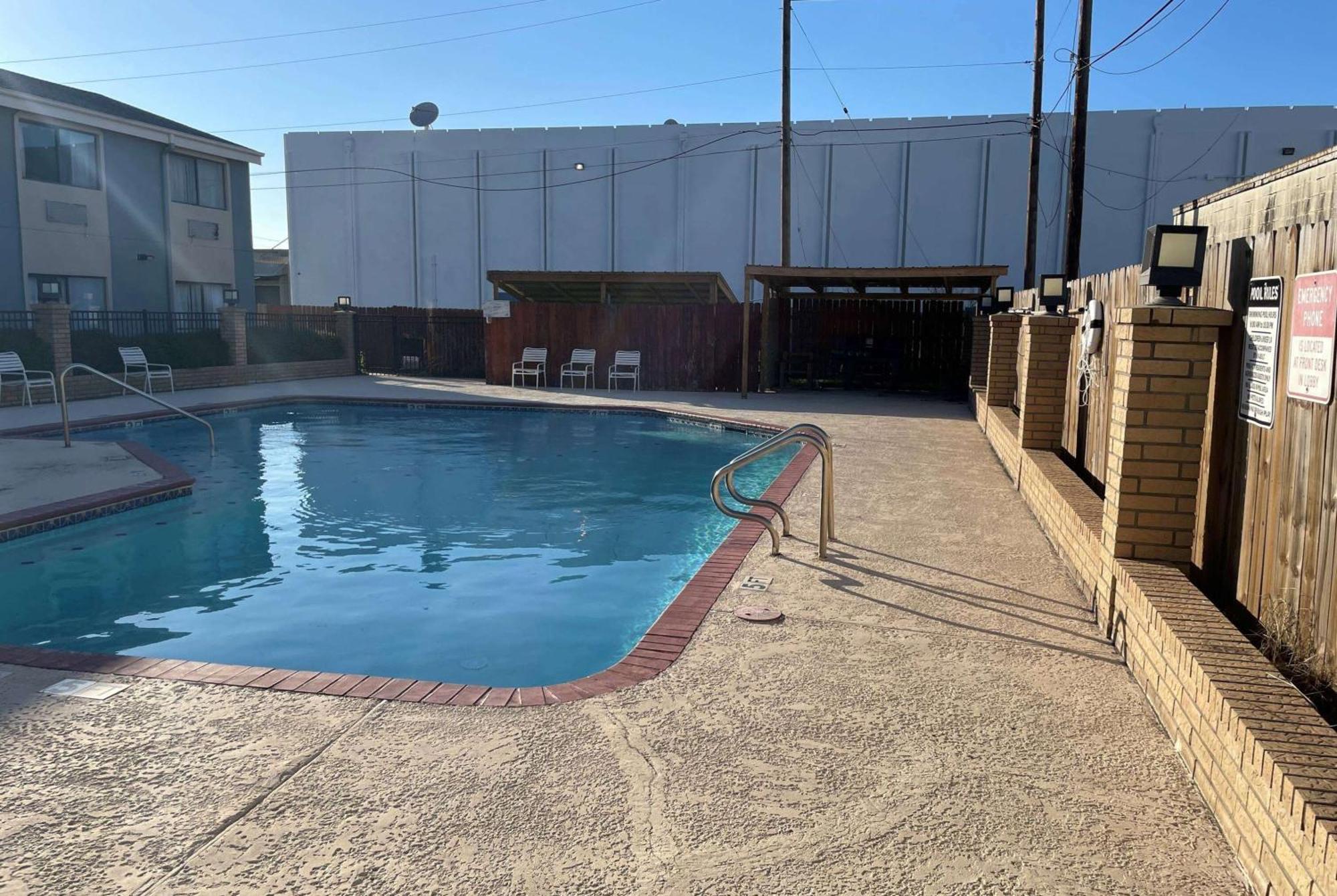 Days Inn & Suites By Wyndham Corpus Christi Central Exterior photo
