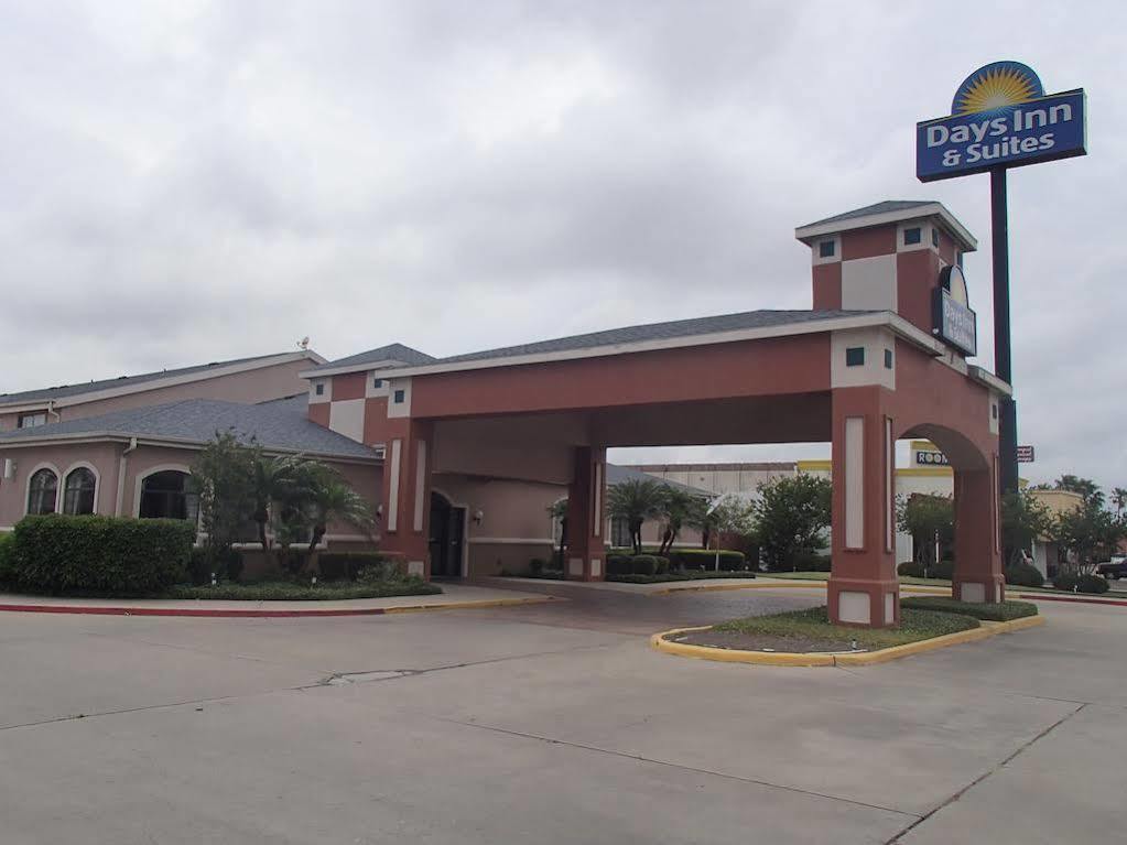 Days Inn & Suites By Wyndham Corpus Christi Central Exterior photo
