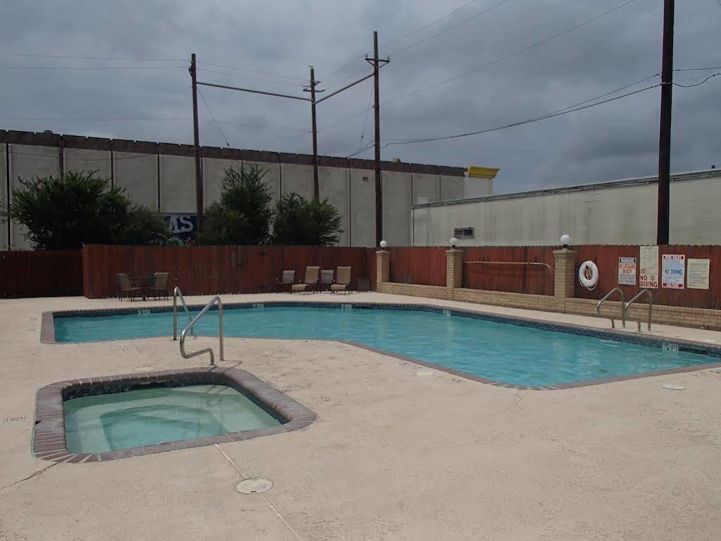 Days Inn & Suites By Wyndham Corpus Christi Central Exterior photo